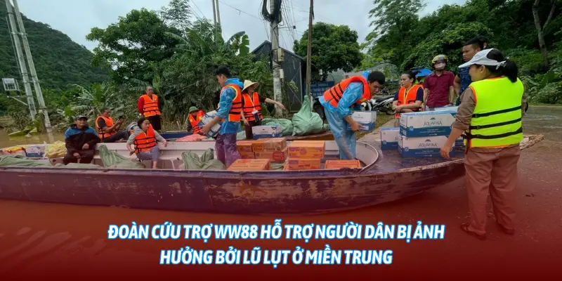 Đoàn cứu trợ WW88 hỗ trợ người dân bị ảnh hưởng bởi lũ lụt ở miền Trung.