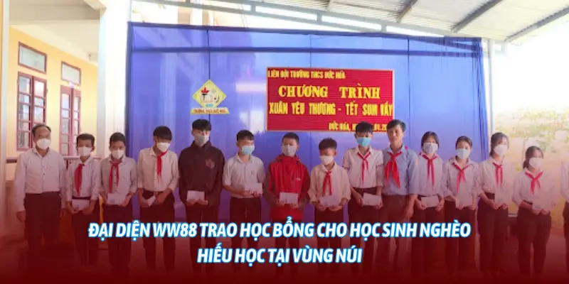 Đại diện WW88 trao học bổng cho học sinh nghèo hiếu học tại vùng núi.